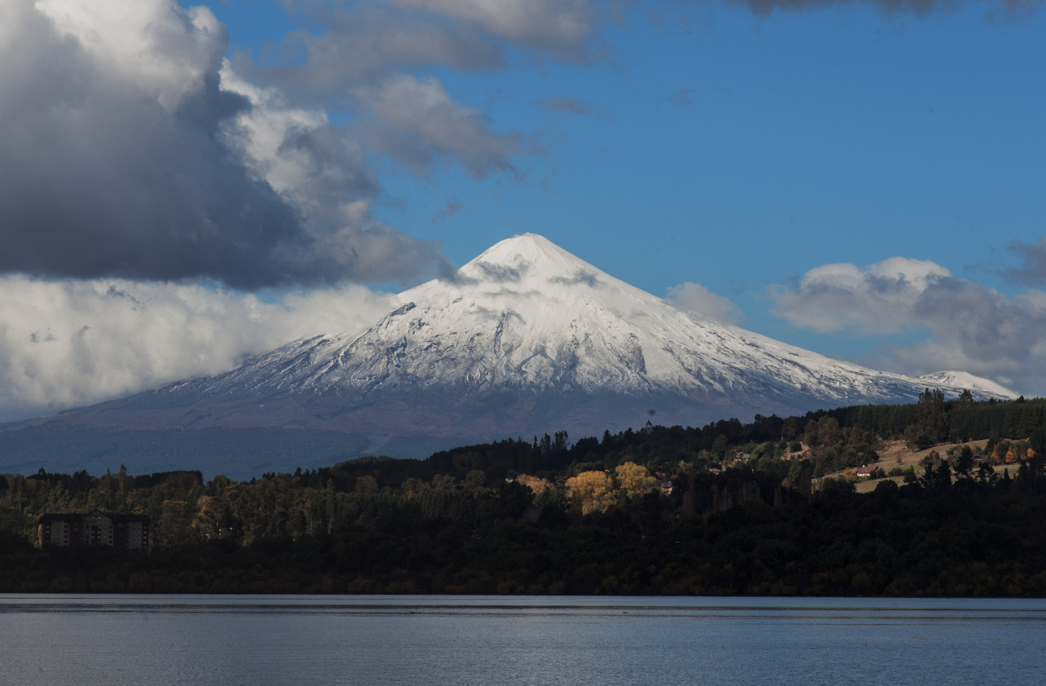 Volcán Villarrica pasa a alerta naranja por aumento de actividad sísmica