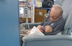 Conoce al tierno abuelito que voluntariamente abraza a bebes en un Hospital