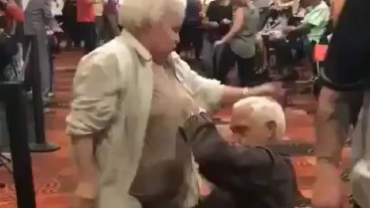 Pareja de abuelitos se luce bailando reggaeton y se vuelven mundialmente famosos con sus pasos