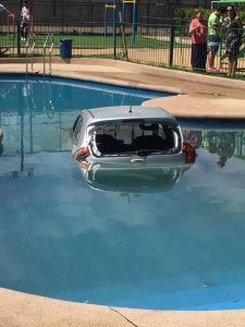 Conductora iba a votar y cayó con su auto a la piscina de un condominio