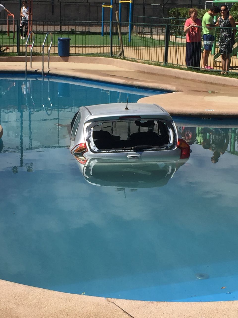 Conductora iba a votar y cayó con su auto a la piscina de un condominio
