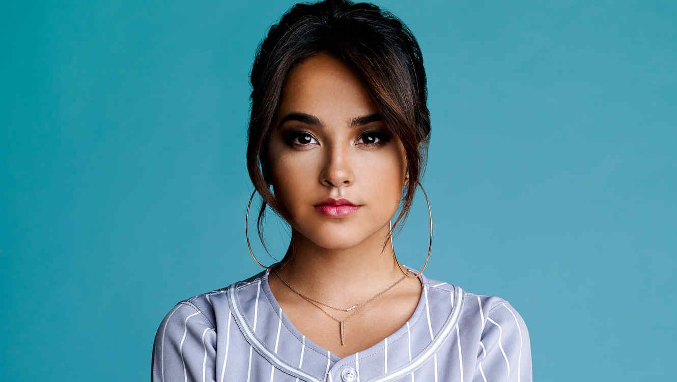 Becky G disfruta junto a guapo y joven novio