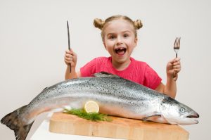 Niños que comen pescado son más inteligentes y duermen mejor