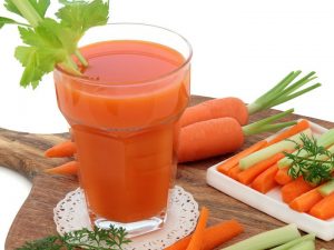 Prueba este rico jugo de apio y zanahoria para adelgazar
