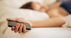 ¡Conoce el peligro de dormir cerca del celular!