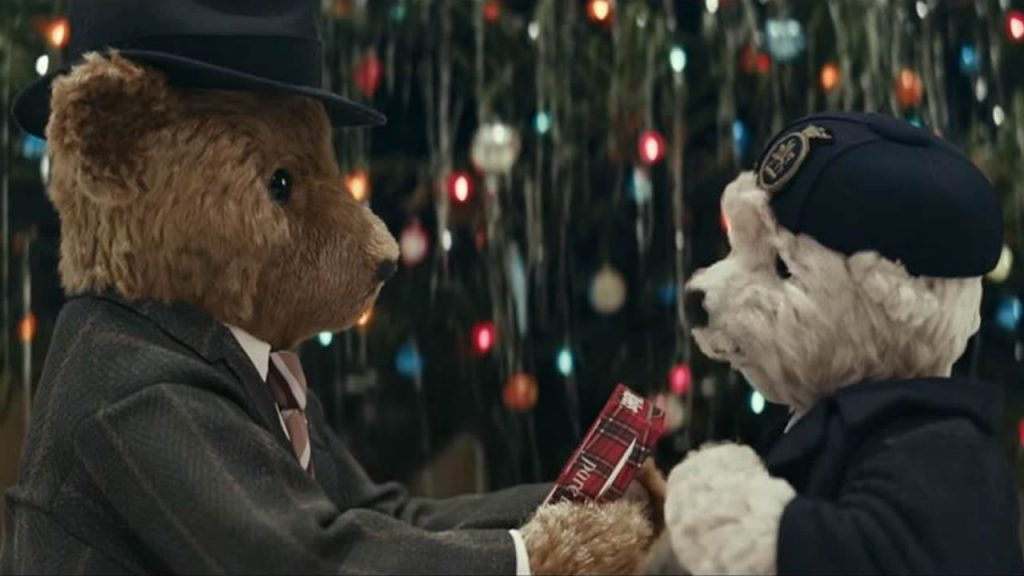 Un oso de peluche y una curiosa flor protagonizan el anuncio navideño de Louis  Vuitton