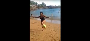 "La abuela de Ronaldinho" con mucho talento para el fútbol está causando furor en internet