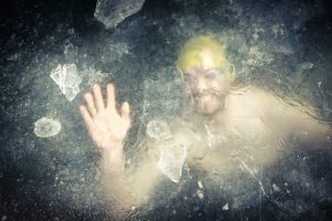 ¡Qué susto! Un hombre casi muere ahogado tras meterse a nadar a un lago congelado