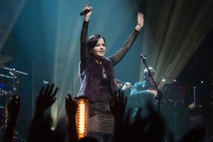 Novio de Dolores O'Riordan emite un emotivo mensaje tras la muerte de la cantante