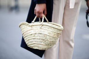 ¿Fanática del bolso de mimbre? ¡Este accesorio está de regreso y así podrás combinarlo!