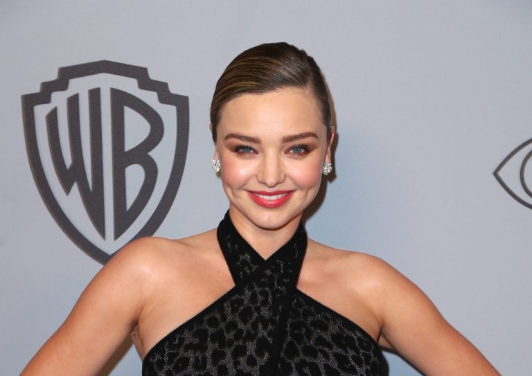 Miranda Kerr luce públicamente su avanzada pancita de embarazo