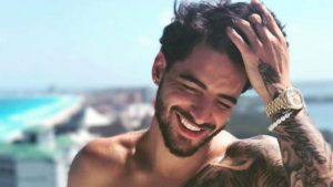 ¡Tremendo beso! Maluma comenzó la celebración de su cumpleaños con el pie derecho