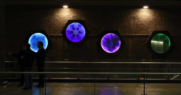 ¿Ya viste el nuevo mural del Metro de Santiago que invita a meditar durante tu trayecto?