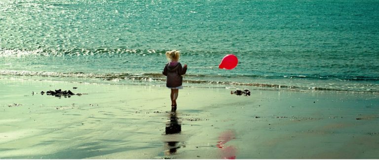 Mujer es detenida tras ser acusada de ahogar a sus hijos