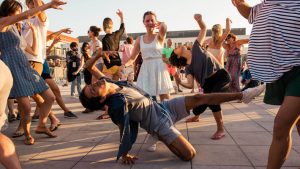¿Te gusta bailar? Festival Santiago a Mil busca 100 voluntarios para coreografía masiva