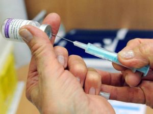 #FMDOSTeInforma: Alta demanda por la vacuna contra la fiebre amarilla genera largas esperas