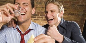 Heterosexuales borrachos se sienten atraídos por personas de su mismo sexo