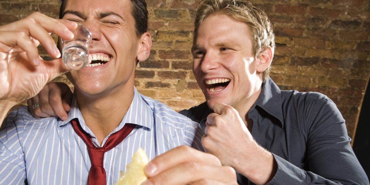 Heterosexuales borrachos se sienten atraídos por personas de su mismo sexo