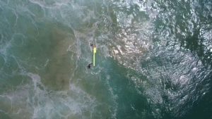 ¡Cuesta creerlo! Dron salvó a dos surfistas en Australia