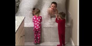 Mira el baño de espuma de 4 hermanos que causa furor en redes sociales