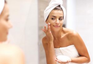 5 cosas que haces cotidianamente y que le causan daño a tu piel