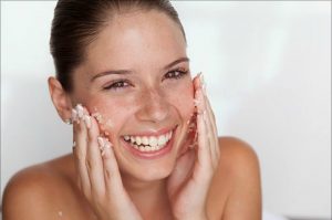 La regla de los '60 segundos' que te hará lucir una piel radiante