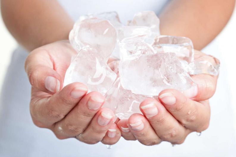 Conoce los increíbles beneficios de aplicar hielo en el rostro y que probablemente no conocías