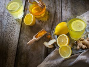 Prepara agua de limón con cúrcuma y baja de peso