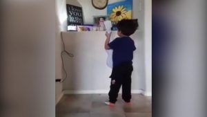 Un niño de 4 años le canta “Recuérdame” (la canción de la película Coco), a su hermanita fallecida