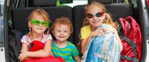 Revisa estas recomendaciones para un viaje seguro junto a los niños en auto