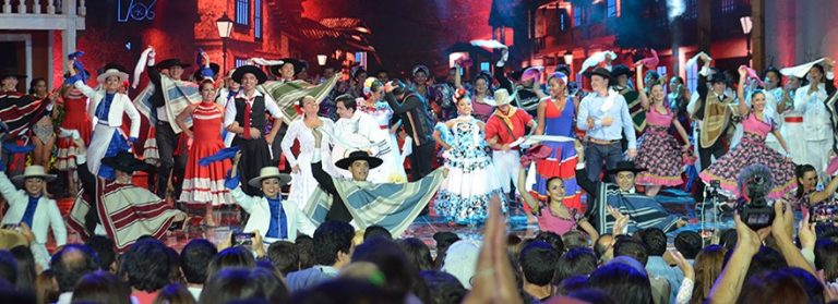 El comentado baile de Camila Vallejos y Denise Rosenthal en la presentación de sus parejas en el Festival del Huaso de Olmué