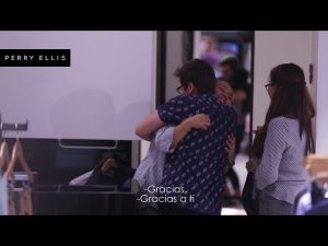 Tienda Perry Ellis le dedica un emotivo video a vendedora que fue fuertemente insultada