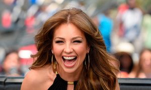 Con un video Thalía demuestra que aún conserva su cintura de avispa