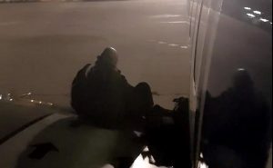 Pasajero abre puerta de emergencia y se sienta en ala del avión