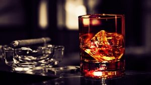 Estudio revela los riesgos de combinar té caliente, alcohol y tabaco