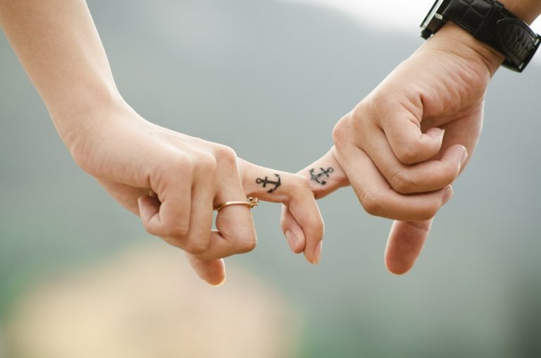 ¿Tienes una relación a distancia? 12 canciones ideales para dedicarle a esa persona que extrañas