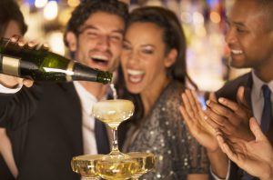 Quiso celebrar con una costosa Champaña y al abrirla tuvo un accidente