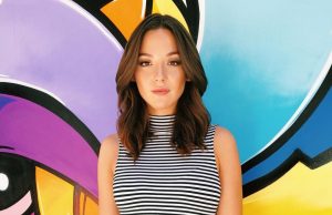 Pese a los comentarios Kel Calderón sigue usando la prenda que generó opiniones divididas