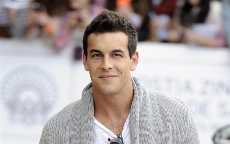 ¿Se parecen? Mario Casas enamora con coqueta selfie junto a su hermano
