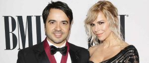 Esposa de Luis Fonsi en picada contra periodista que criticó el peso de su hija Mikaela