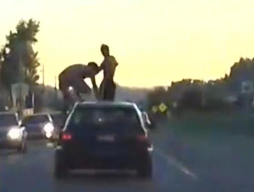Jóvenes irresponsables bailan arriba de un auto en movimiento