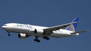 Avión aterriza de emergencia luego de que sufriera un visible daño en el motor