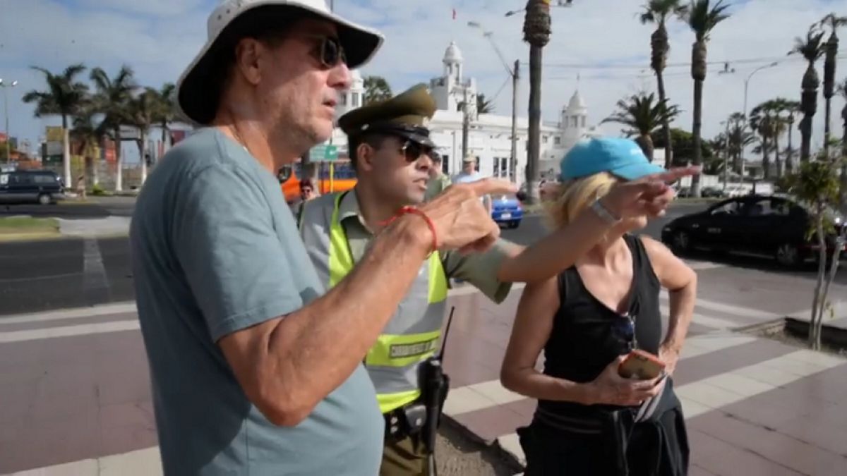 Carabinero que ayudó a dos extranjeros (hablando en perfecto ingles), se hace viral