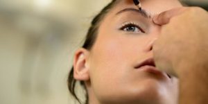 Cejas de cola de pez ¡Así es la última y bizarra tendencia beauty!