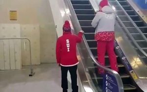 Esquiador olímpico sube la escalera mecánica de una forma muy graciosa