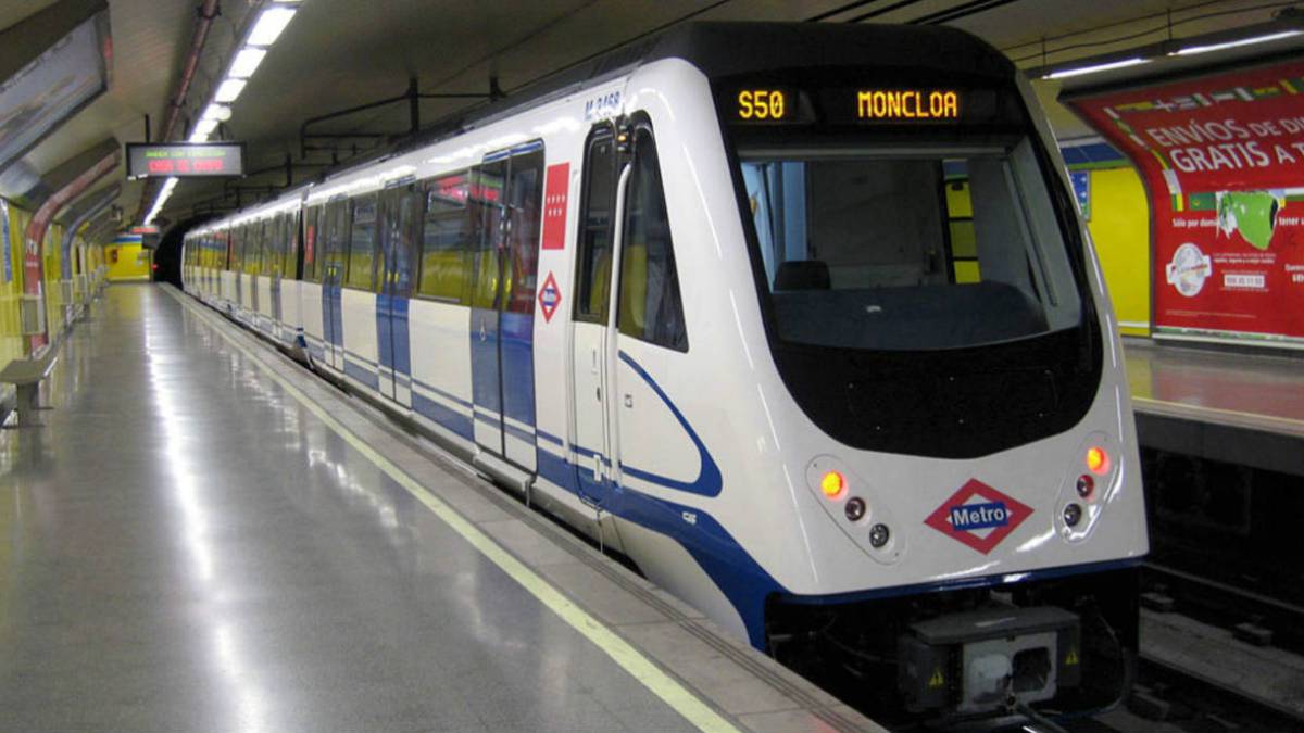 Joven salvó a niño de 2 años después de caer en las líneas del metro