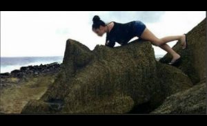 Estas son las sanciones que tendrá la joven que se subió a un Moai en Rapa Nui