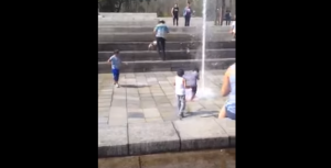 ¡Impactante! Niña es elevada por chorro de agua