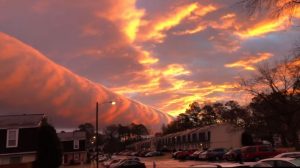 ¡Impresionante! Tubo de nubes se formó en el cielo