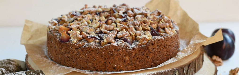 Disfruta el otoño con este queque de manzanas con cubierta de ciruelas